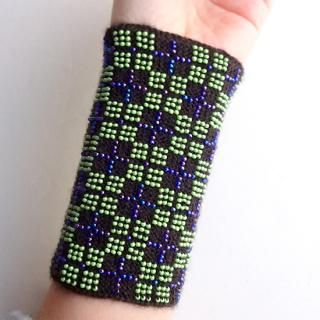 リトアニアの伝統的な装飾品、ビーズ編みのリストウォーマー