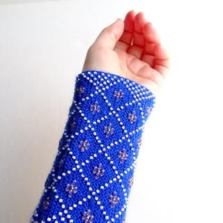 リトアニアの伝統的な装飾品、ビーズ編みのリストウォーマー