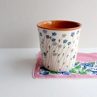 Reginaの創り出す繊細な世界が描かれた陶器 - リトアニアリネンと伝統