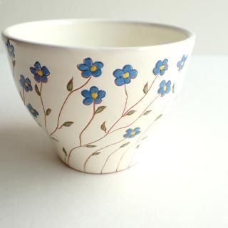 Reginaの創り出す繊細な世界が描かれた陶器 - リトアニアリネンと伝統