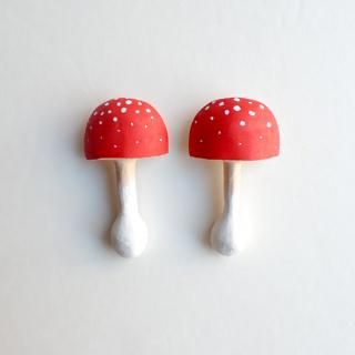 wl100 リトアニア 手彫りの木製ブローチ ぷっくりした赤いきのこ