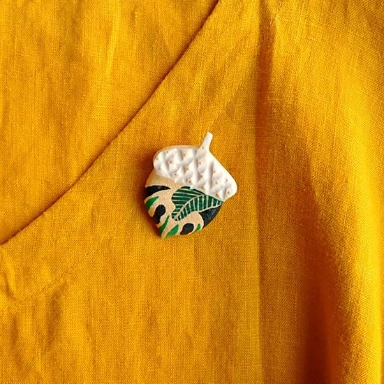 wl104 リトアニア 手彫りの木製ブローチ かさのついたどんぐり ドングリ