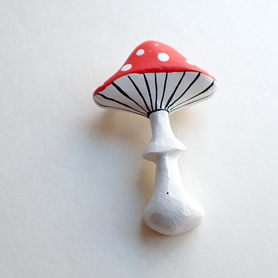 wl106 リトアニア 手彫りの木製ブローチ スリムな赤いキノコ