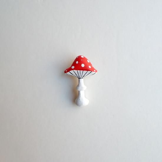 wl106 リトアニア 手彫りの木製ブローチ スリムな赤いキノコ