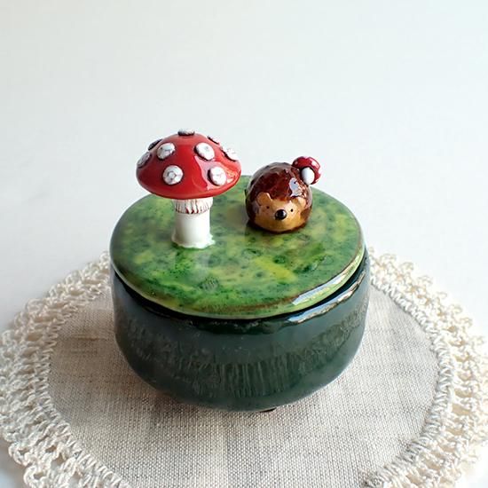 oth017 リトアニア ハリネズミとキノコがのっかった陶器の入れもの 蓋