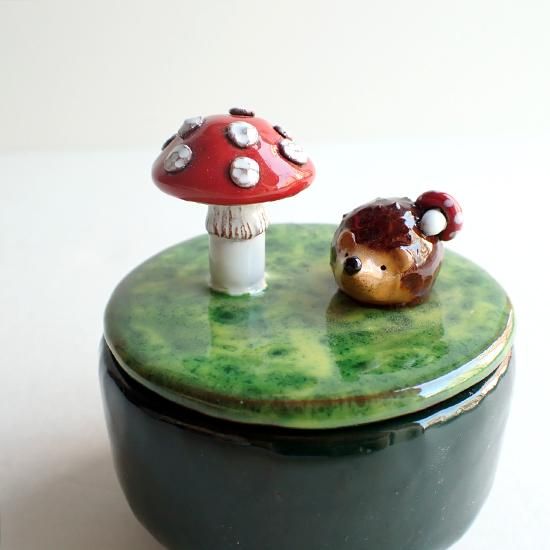 oth017 リトアニア ハリネズミとキノコがのっかった陶器の入れもの 蓋