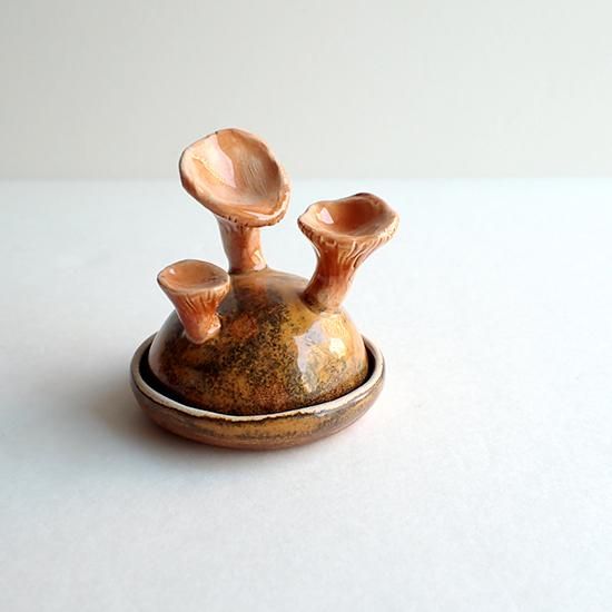 oth018 リトアニア 小さな丘にニョキっとはえるキノコ 陶器の入れもの