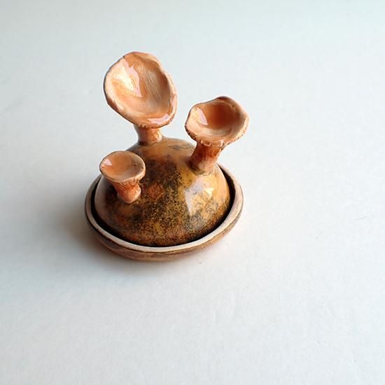 oth018 リトアニア 小さな丘にニョキっとはえるキノコ 陶器の入れもの