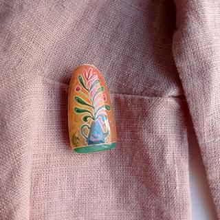 リトアニアの森の物語がぎゅっと詰まった陶器のブローチ - リトアニア