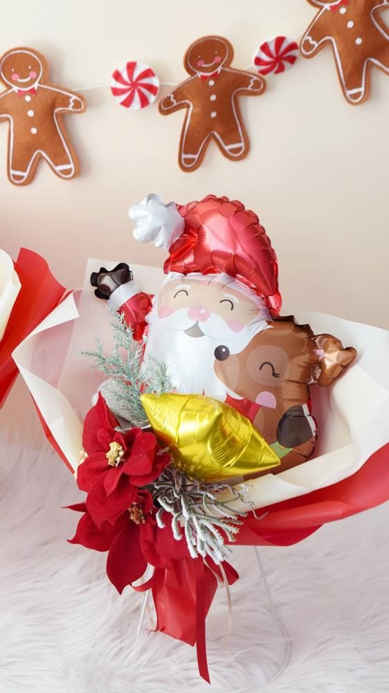 サンタクロースとポインセチアのクリスマスブーケ 【膨らませてお届け