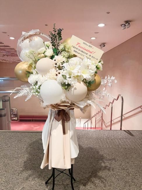 フラスタ バルーンとアーティフィシャルフラワーのスタンド花