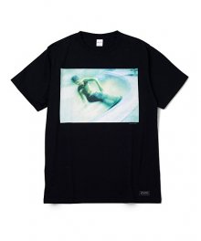 <img class='new_mark_img1' src='https://img.shop-pro.jp/img/new/icons16.gif' style='border:none;display:inline;margin:0px;padding:0px;width:auto;' />DELUXE <BR>DELUXE×RIPZINGER SK8 TEE (BLACK)