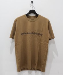 White<BR>Mountaineering<BR>PRINTED T-SHIRT "White Mountaineering" (BEIGE)