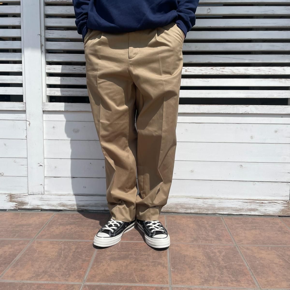 UNIVERSAL<BR>PRODUCTS <BR>ONE TUCK CHINO TROUSERS (CAMEL)