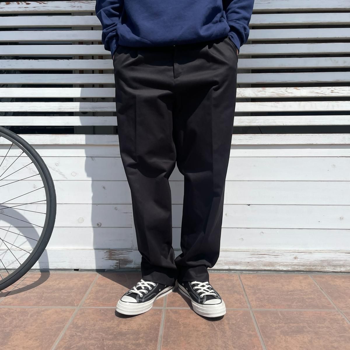 UNIVERSAL<BR>PRODUCTS <BR>ONE TUCK CHINO TROUSERS (BLACK)