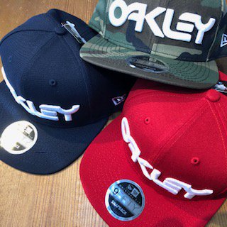 ＯＡＫＬＥＹ】ＯＡＫＬＥＹ×ＮＥＷＥＲＡ コラボキャップ