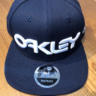 ＯＡＫＬＥＹ】ＯＡＫＬＥＹ×ＮＥＷＥＲＡ コラボキャップ