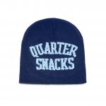 <img class='new_mark_img1' src='https://img.shop-pro.jp/img/new/icons5.gif' style='border:none;display:inline;margin:0px;padding:0px;width:auto;' />QUARTERSNACKS Arch Beanie - Navy