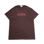<img class='new_mark_img1' src='https://img.shop-pro.jp/img/new/icons5.gif' style='border:none;display:inline;margin:0px;padding:0px;width:auto;' />SNEEZE Logo Tee - Chocolate / Red