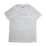 <img class='new_mark_img1' src='https://img.shop-pro.jp/img/new/icons5.gif' style='border:none;display:inline;margin:0px;padding:0px;width:auto;' />SNEEZE Logo Tee - White / Pink