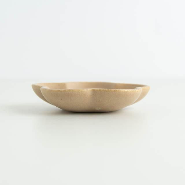 あわびウェア(Awabi ware)さんの花型小皿について