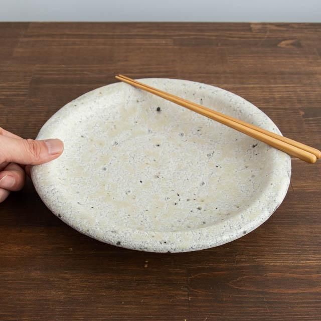 稲吉善光 笠間 錆白七寸五分リム皿 稲吉善光 笠間 錆白七寸五分リム皿|通販 うつわ 器 オンライン