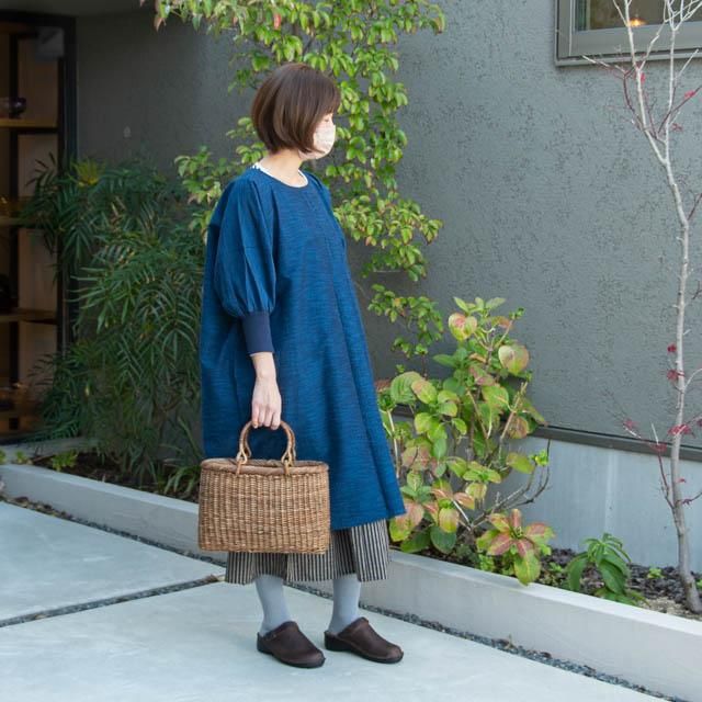 黒に近い濃紺　花飾り付き割烹着 黒に近い濃紺 花飾り付き割烹着