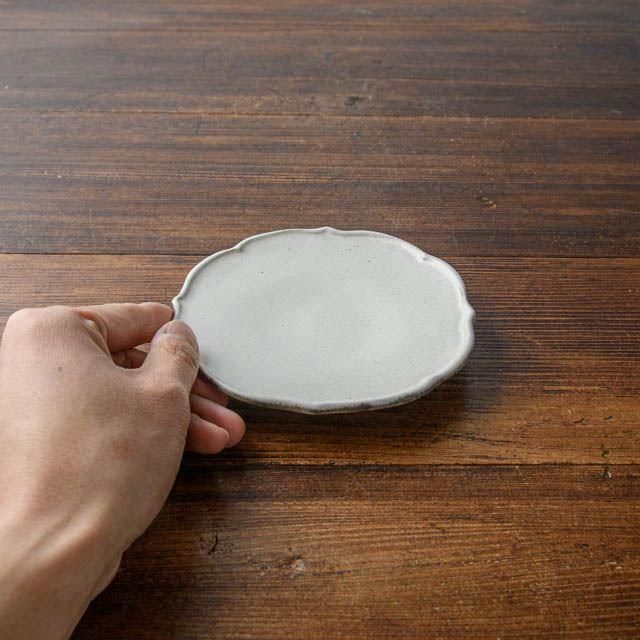 石岡信之 益子 白稜花小皿 - FRANK暮らしの道具 オンラインショップ