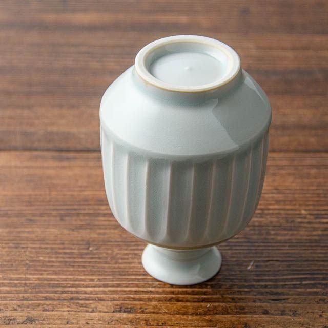 〔白磁　草花文瓶〕勝久 白磁菊彫文鶴首花瓶(井上 萬二)｜ギャラリージャパン