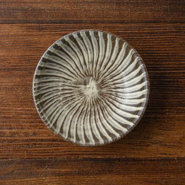 未使用品 小鹿田焼 坂本創 坂本工窯 8寸皿 小鹿田焼 坂本工窯 八寸皿 櫛目に三彩 ｜ みんげい おくむら