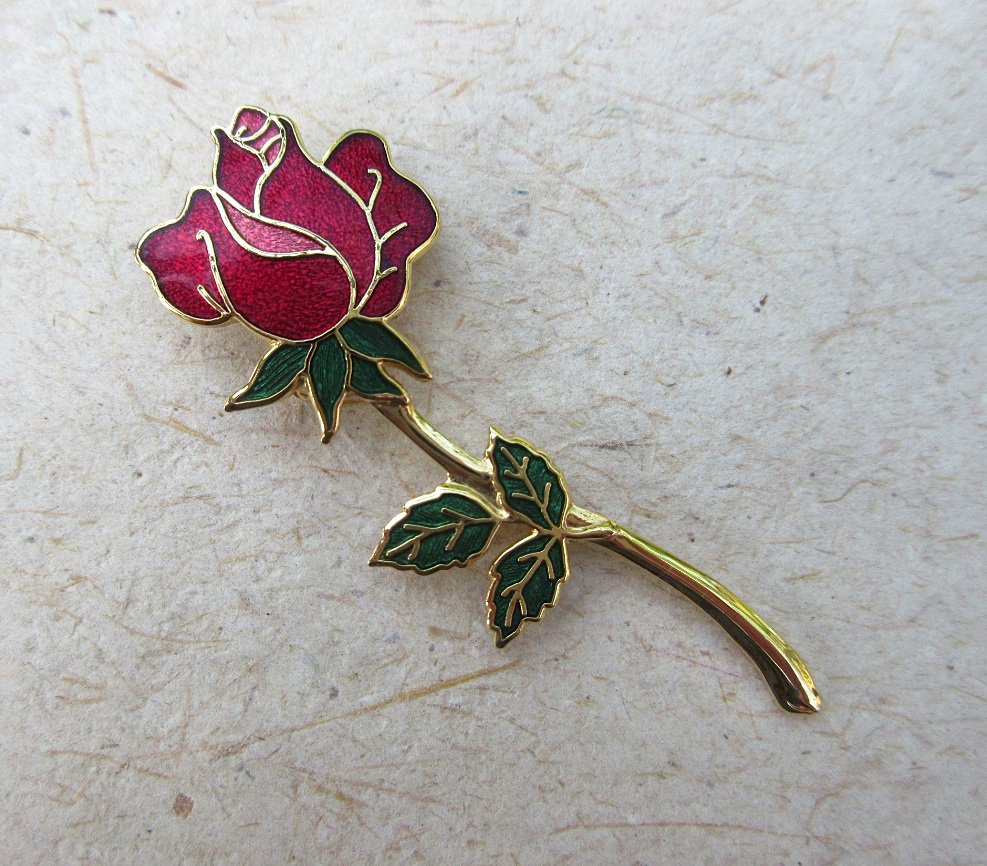 英国FISH&CROWN社のエナメルジュエリー〉赤い薔薇のブローチ（茎と葉 