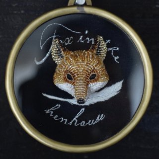 Fox in the henhouse(真鍮のブローチ額＋キツネブローチ）
