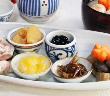 B25s  砥部焼　「淡黄磁竹編飾り付き酒器」銚子　猪口　古砥部　愛山向井　愛媛 B25s 砥部焼 「淡黄磁竹編飾り付き酒器」銚子 猪口 古砥部 愛山