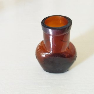 英国アンティーク「OXO（オクソ）ガラスボトル・Sサイズ 薄め」1908-10 アンバーガラス 琥珀色