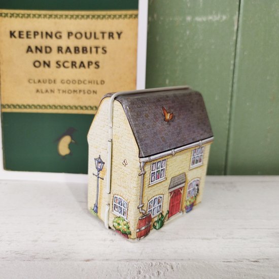 英国Dana Kubick 「Dolls House Tin」ドールハウス型お家缶（D）ダナキュービック- イギリス雑貨COTSWOLDS