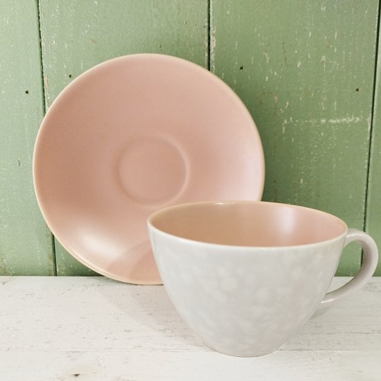 Poole Pottery 「 Twintone Cup & Saucer / Peach Bloom × Seagull」プールポタリー 淡いピンク  カップ&ソーサー - イギリス雑貨COTSWOLDS