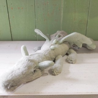 <img class='new_mark_img1' src='https://img.shop-pro.jp/img/new/icons12.gif' style='border:none;display:inline;margin:0px;padding:0px;width:auto;' />Jellycat「Sage Dragon Little」セージドラゴン（リトル） ジェリーキャット