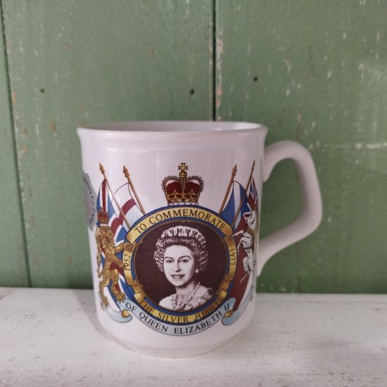 Prince William Pottery「エリザベス女王Silver Jubileeマグカップ」 1977年シルバージュビリー  コロネーション（シール付き） - イギリス雑貨COTSWOLDS