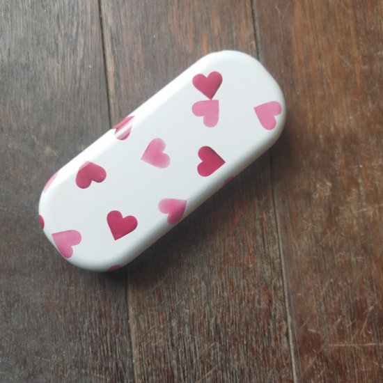 Emma Bridgewater「Glasses Case メガネケース缶（Pink Hearts）ピンクハート」エマブリッジウォーター -  イギリス雑貨COTSWOLDS