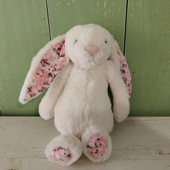 Jellycat「Blossom Cherry Bunny (S)」（ブロッサムチェリーバニー・Sサイズ）白地にチェリーの花柄 ジェリーキャット -  イギリス雑貨COTSWOLDS