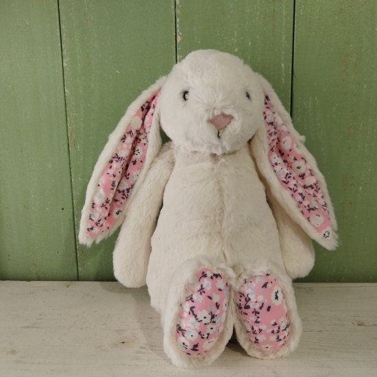 Jellycat「Blossom Cherry Bunny (M)」（ブロッサムチェリーバニー・Mサイズ）白地にチェリーの花柄 ジェリーキャット -  イギリス雑貨COTSWOLDS