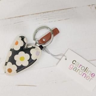 <img class='new_mark_img1' src='https://img.shop-pro.jp/img/new/icons12.gif' style='border:none;display:inline;margin:0px;padding:0px;width:auto;' />ڴָ12/31ޤǡcaroline gardner MULTI FLOWER CHARCOAL PRINTED HEART KEYRING ѹ񥭥饤󥬡ɥʡ 