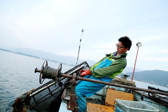セタシジミ漁のマンガンを引き上げる