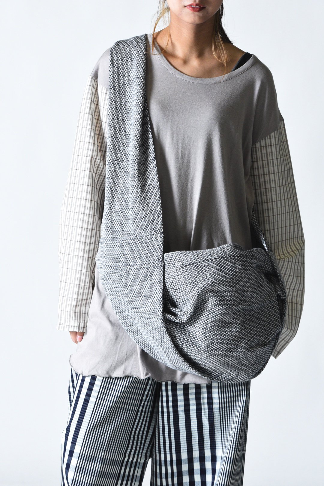 Edwina Horl DOBBY WEAVE SHOULDER BAG white×navy - BISHOOL,Edwina