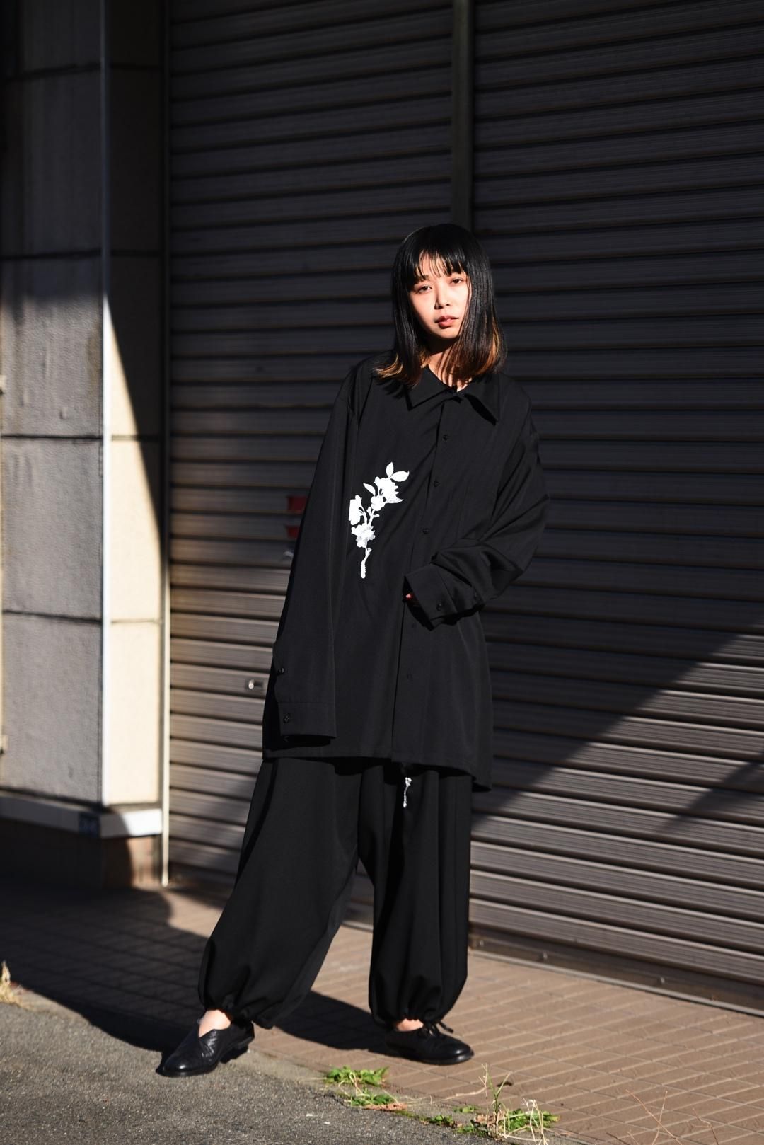 美品✨レオナール ロングシャツ 羽織 シルクウール 花柄 宝石 トリム 黒 L 美品✨レオナール ロングシャツ 羽織 シルクウール 花柄 宝石