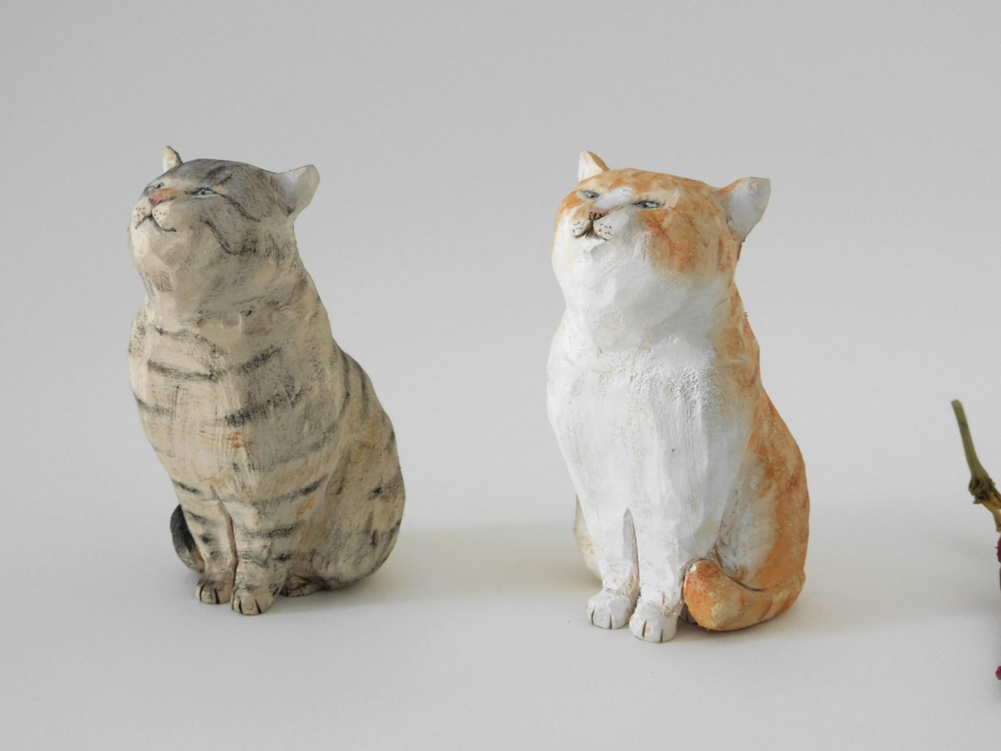 木彫りの猫 ファミリー 3匹セット hl16003 大中小 かわいい ナチュラル インテリア バリ バリ島 木製 置き物 手作り ハンドメイド |  さんポチ - 彫刻、オブジェ