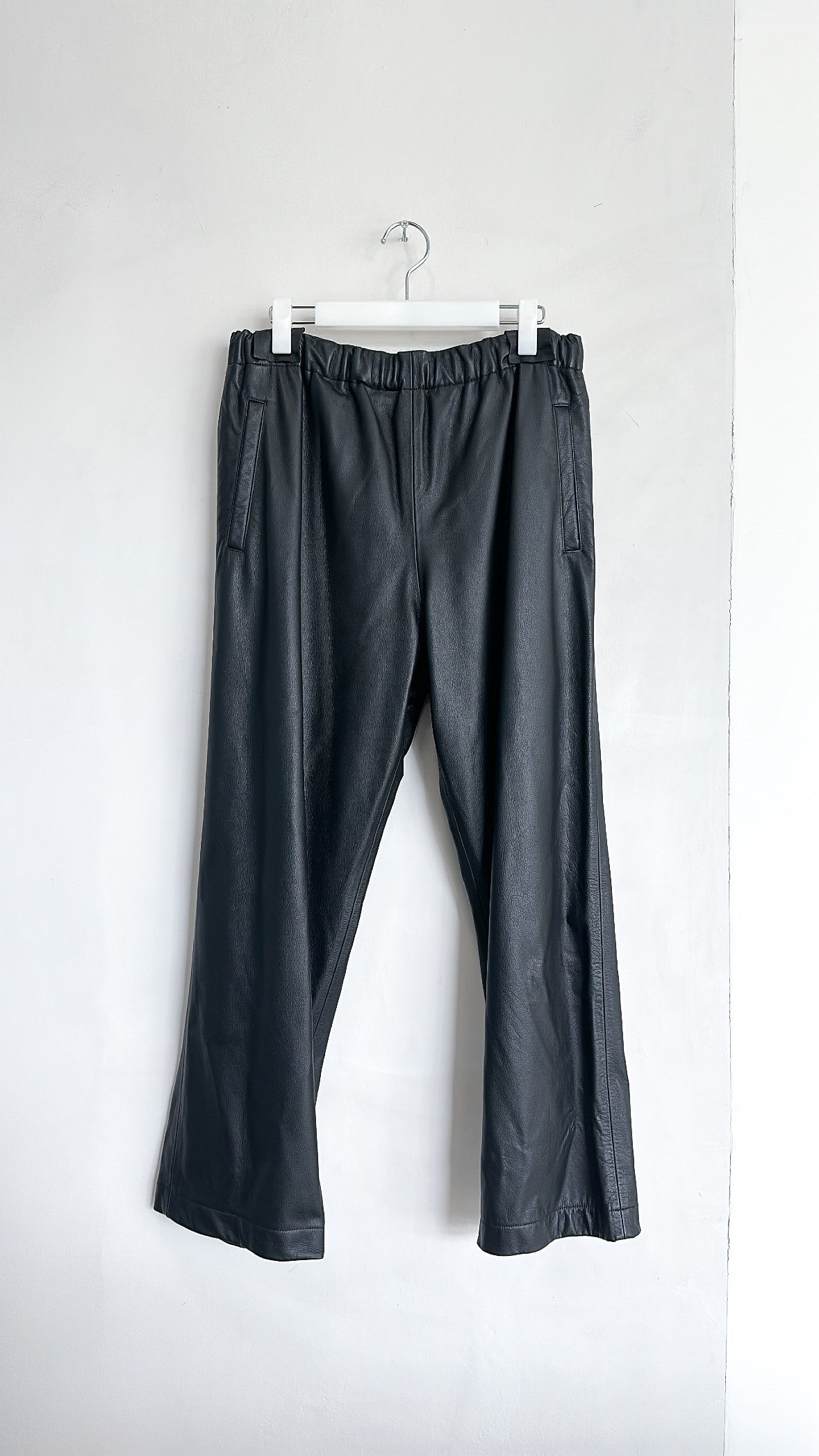 <img class='new_mark_img1' src='https://img.shop-pro.jp/img/new/icons20.gif' style='border:none;display:inline;margin:0px;padding:0px;width:auto;' />LEATHER TROUSERS STRAIGHT