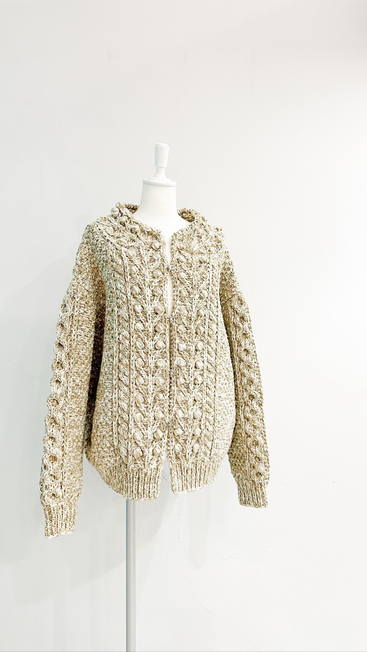 <img class='new_mark_img1' src='https://img.shop-pro.jp/img/new/icons47.gif' style='border:none;display:inline;margin:0px;padding:0px;width:auto;' />Hand-knitted Cardigan