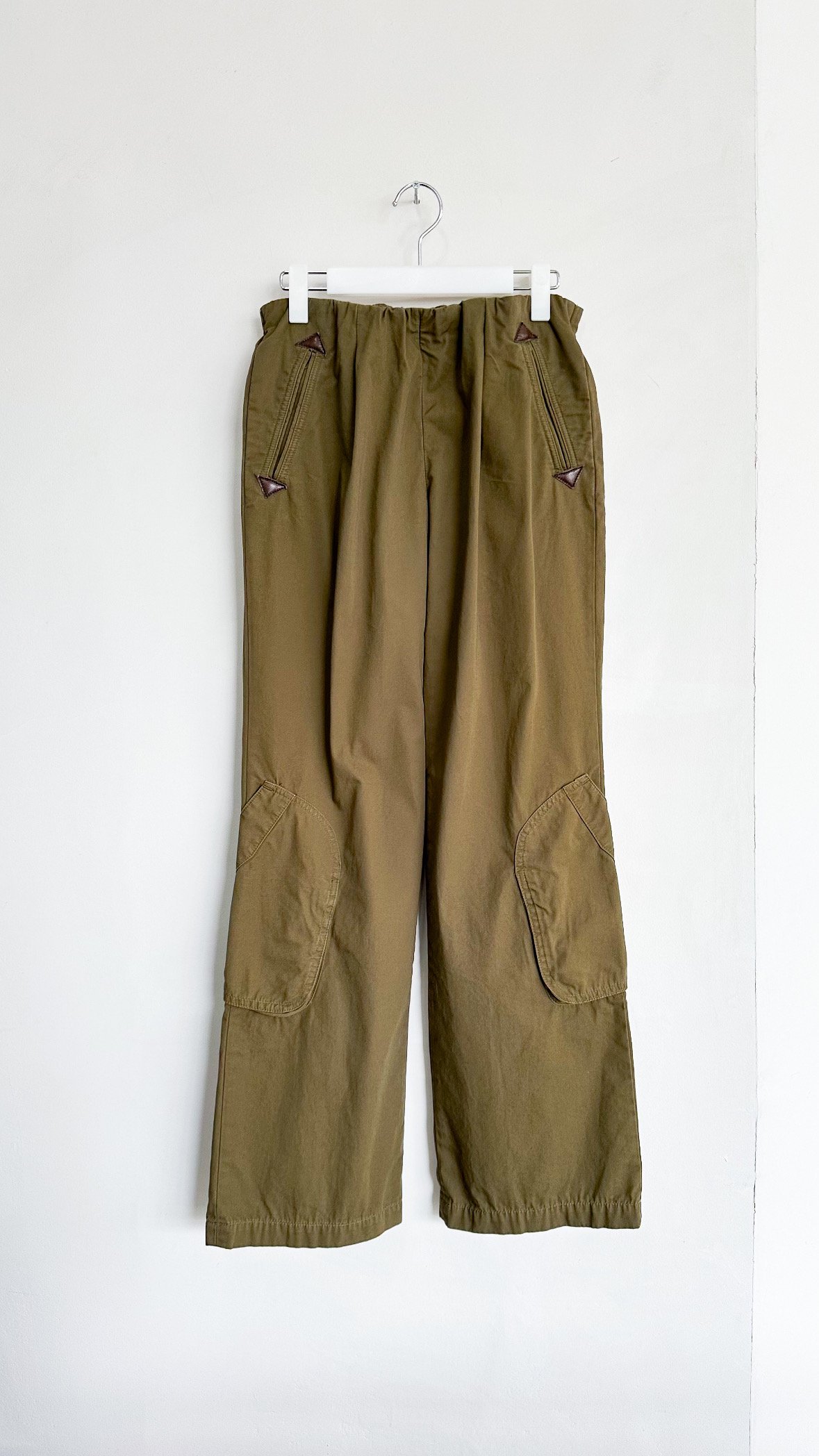 <img class='new_mark_img1' src='https://img.shop-pro.jp/img/new/icons47.gif' style='border:none;display:inline;margin:0px;padding:0px;width:auto;' />Patched Pocket Organic Cotton Trousers