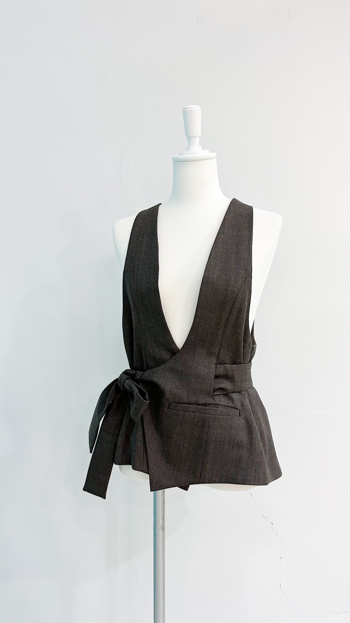 <img class='new_mark_img1' src='https://img.shop-pro.jp/img/new/icons47.gif' style='border:none;display:inline;margin:0px;padding:0px;width:auto;' />Crossing Belt Waist Coat